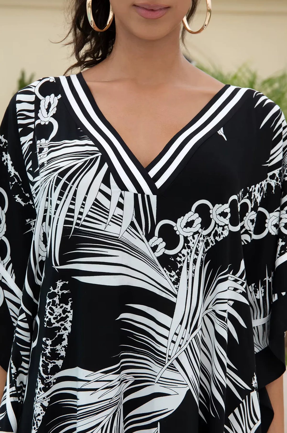 Naylara Adhara Palm Beach Kaftan Black – V-Neckline & Print Close-Up Detail